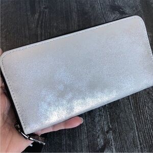Think Roylin Wallet Metallic Silver Zip Around